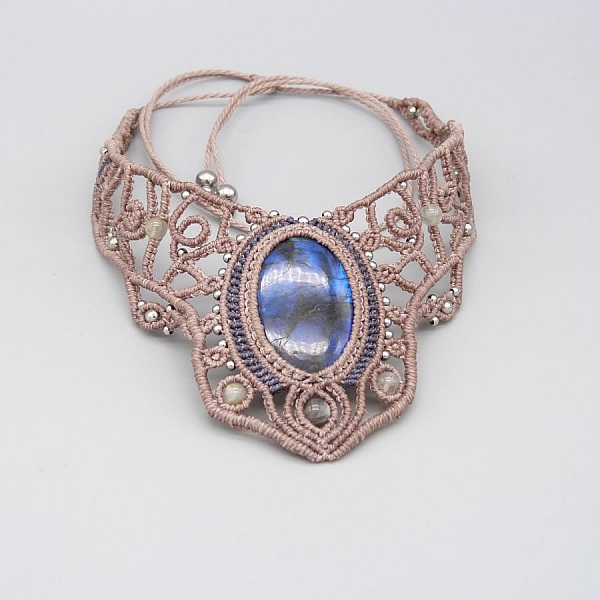 Taupe-farget halskjede i mikromakram&eacute; med en vakker labradoritt