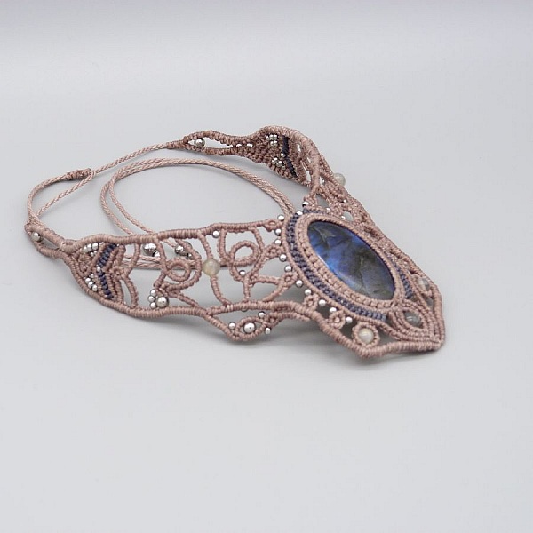 Taupe-farget halskjede i mikromakram&eacute; med en vakker labradoritt