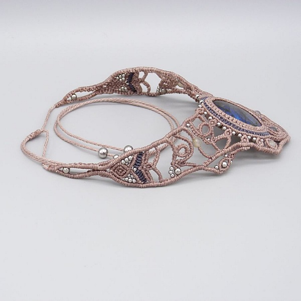 Taupe-farget halskjede i mikromakram&eacute; med en vakker labradoritt