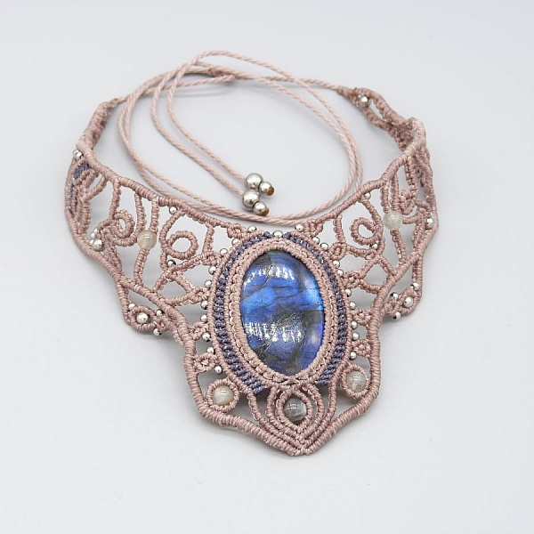 Taupe-farget halskjede i mikromakram&eacute; med en vakker labradoritt