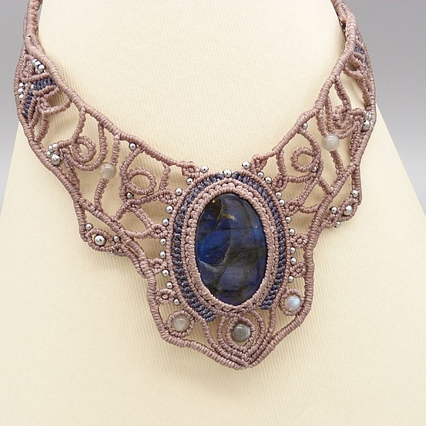 Taupe-farget halskjede i mikromakram&eacute; med en vakker labradoritt