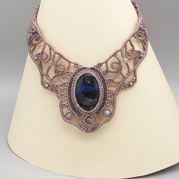 Taupe-farget halskjede i mikromakram&eacute; med en vakker labradoritt