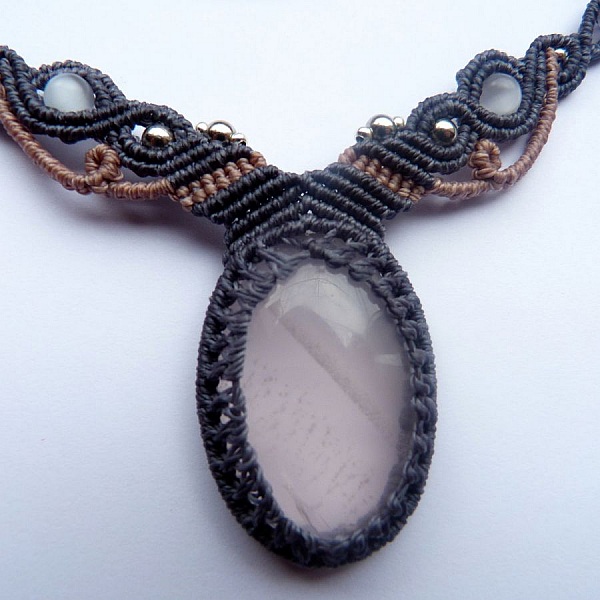 Bl&aring;tt/gr&aring;tt mikromakram&eacute; halskjede med rosakvarts 