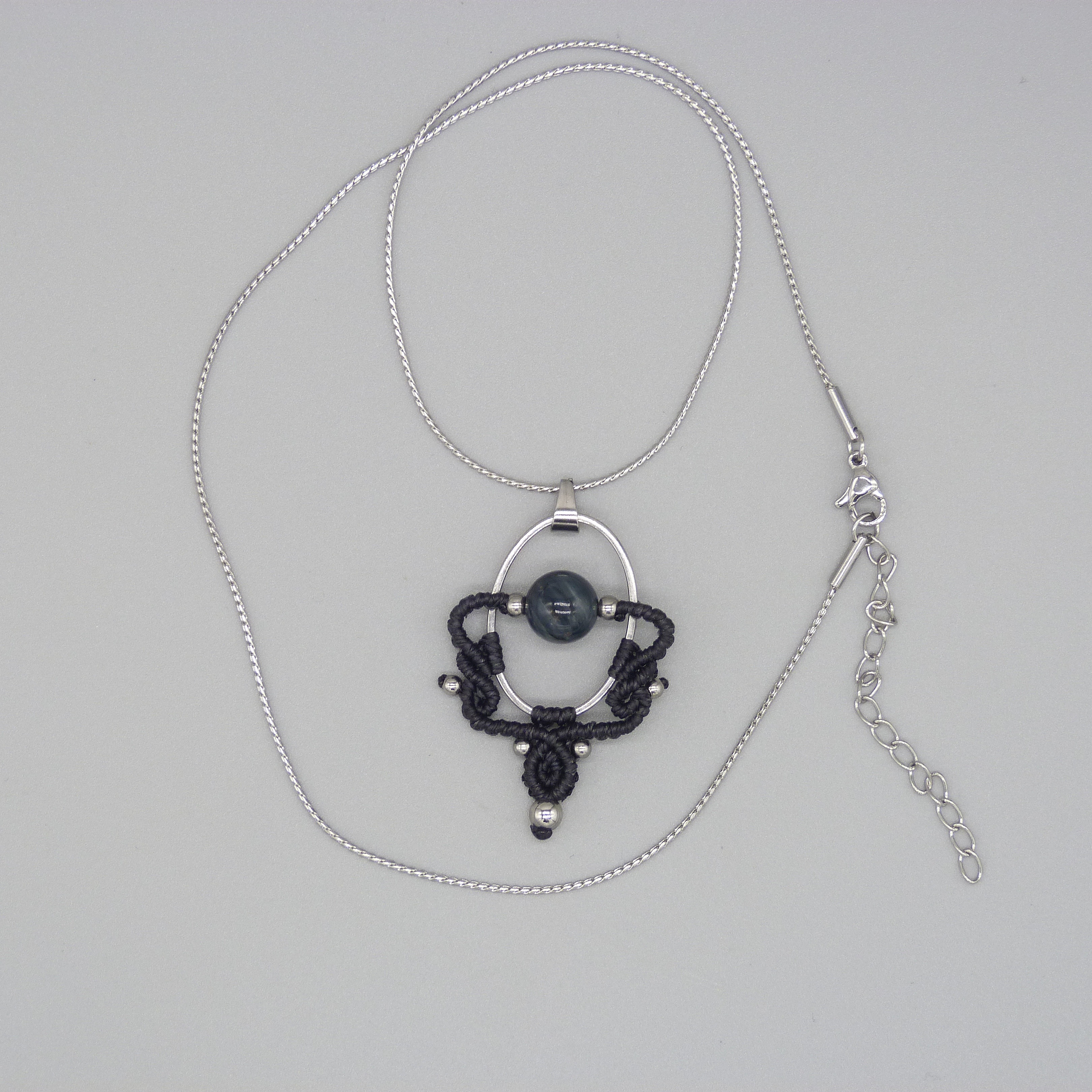 Collier gris cendr&eacute; en micro-macram&eacute;  avec une perle oeil de faucon