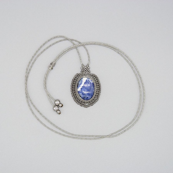 Collier gris clair en micro-macram&eacute; avec un cabochon en pierre naturelle