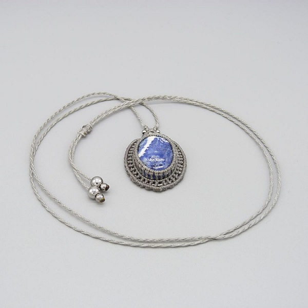 Collier gris clair en micro-macram&eacute; avec un cabochon en pierre naturelle