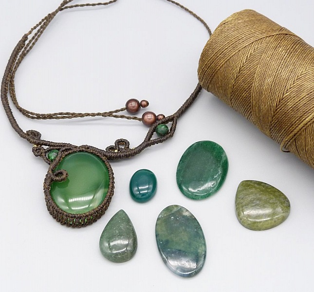 Sjokoladebrunt mikro-makram&eacute; halskjede med en gr&oslash;nn edelsten