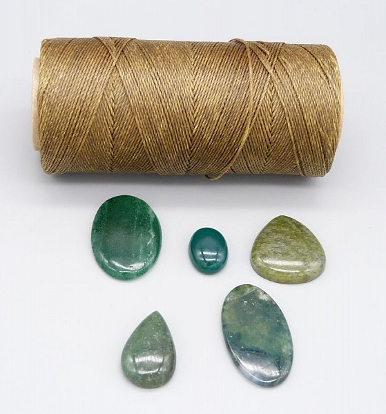 Sjokoladebrunt mikro-makram&eacute; halskjede med en gr&oslash;nn edelsten