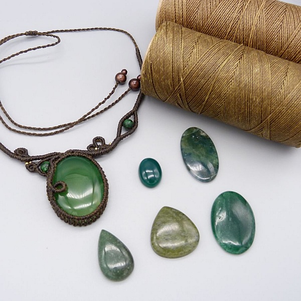 Sjokoladebrunt mikro-makram&eacute; halskjede med en gr&oslash;nn edelsten