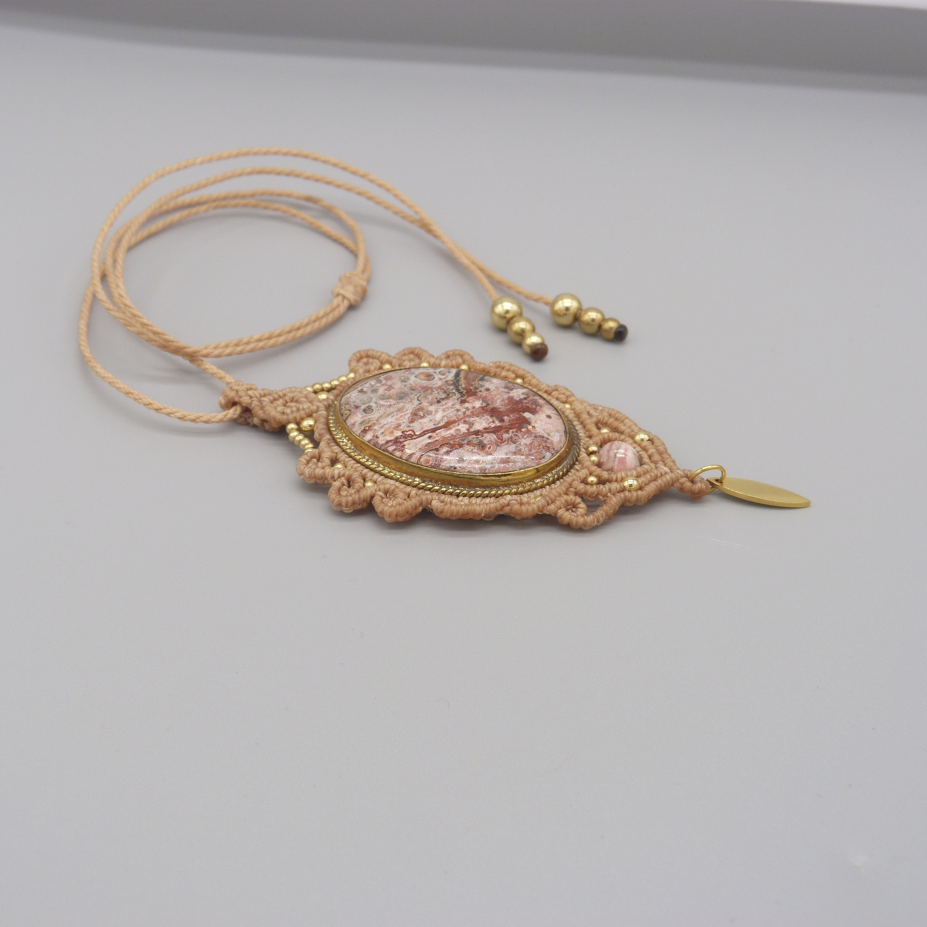 Lysegr&aring;tt halskjede i mikromakram&eacute; med en naturstein, dendritt.