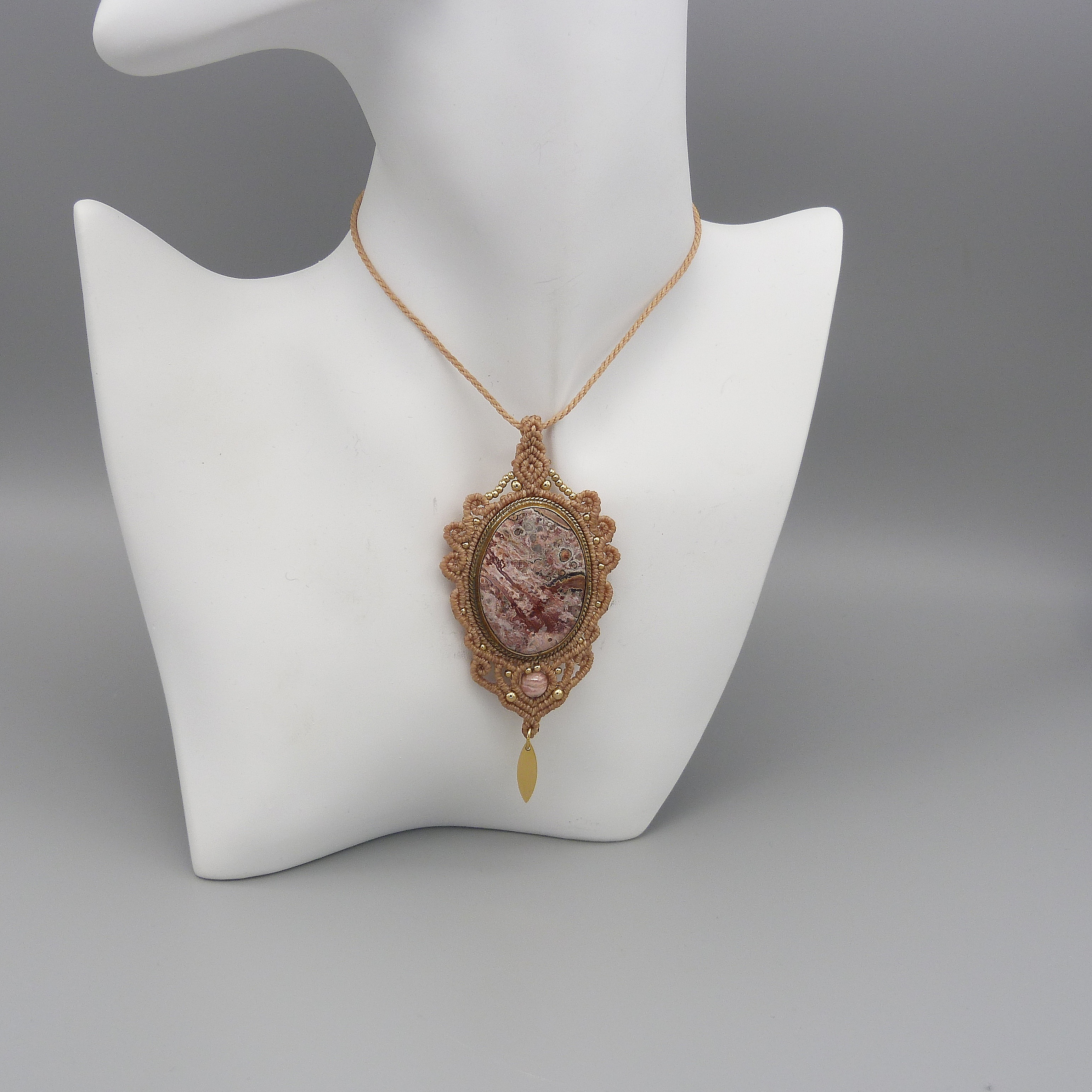 Lysegr&aring;tt halskjede i mikromakram&eacute; med en naturstein, dendritt.