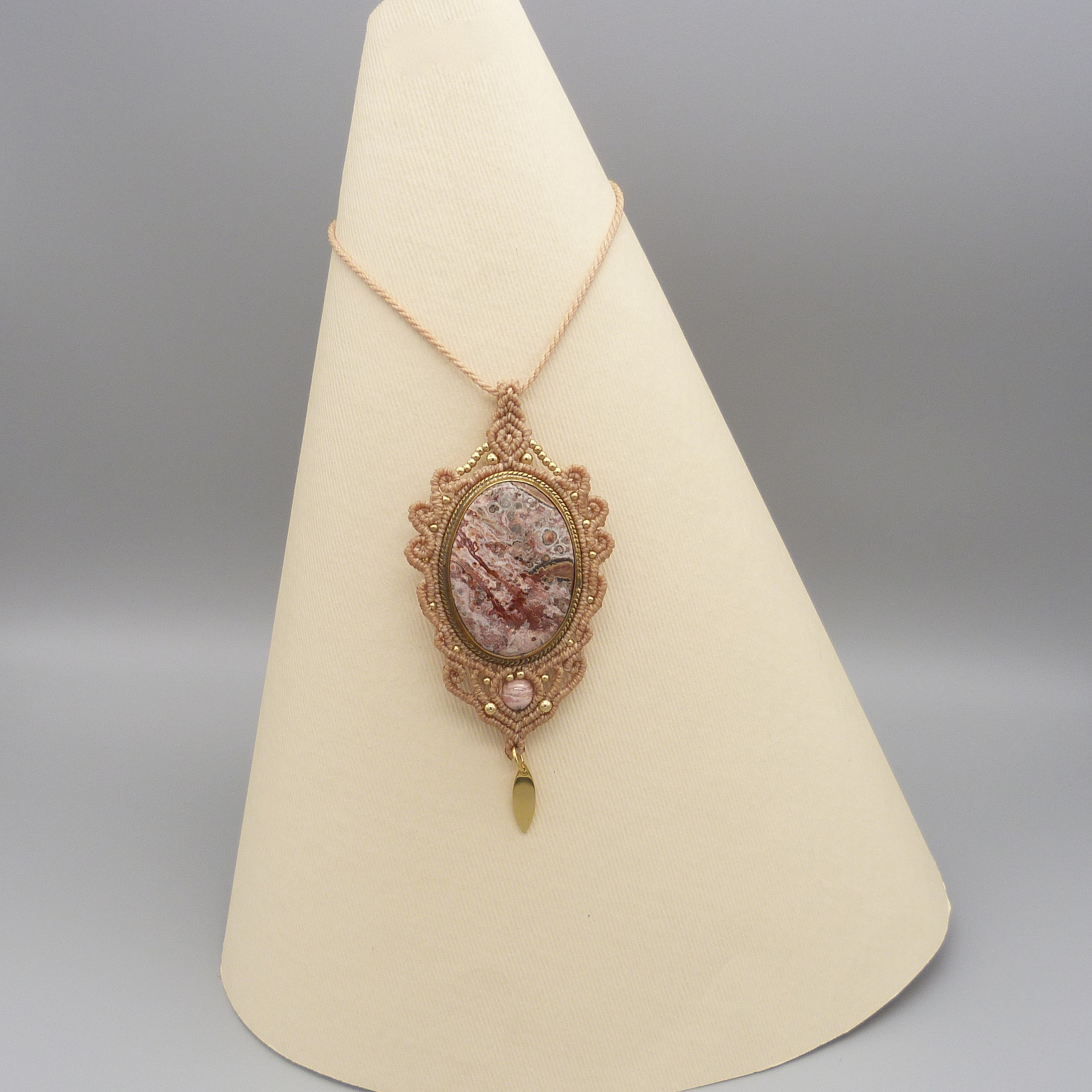 Lysegr&aring;tt halskjede i mikromakram&eacute; med en naturstein, dendritt.