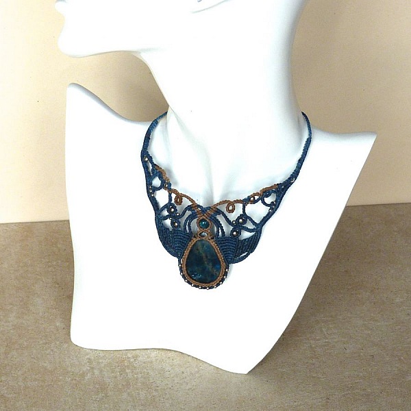 beige anda bl&aring; mikro-makram&eacute; halskjede med apatitt