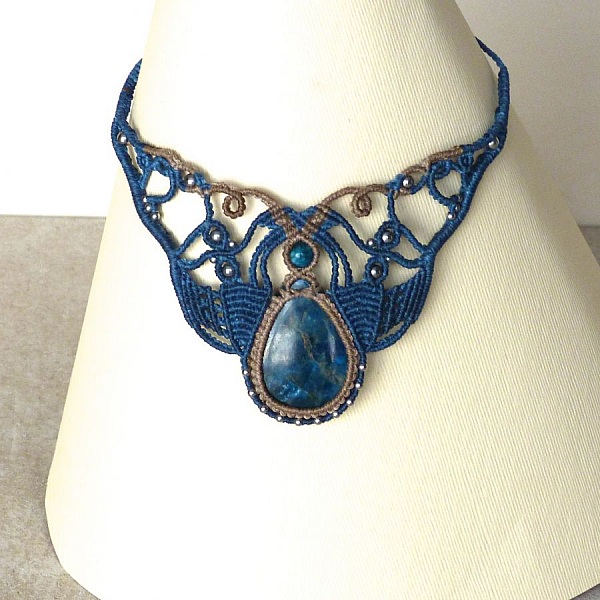 beige anda bl&aring; mikro-makram&eacute; halskjede med apatitt