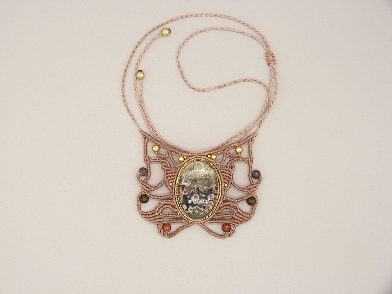 Taupefarget mikro-makram&eacute; halskjede med en jaspis