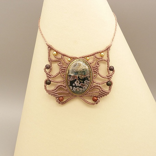 Taupefarget mikro-makram&eacute; halskjede med en jaspis