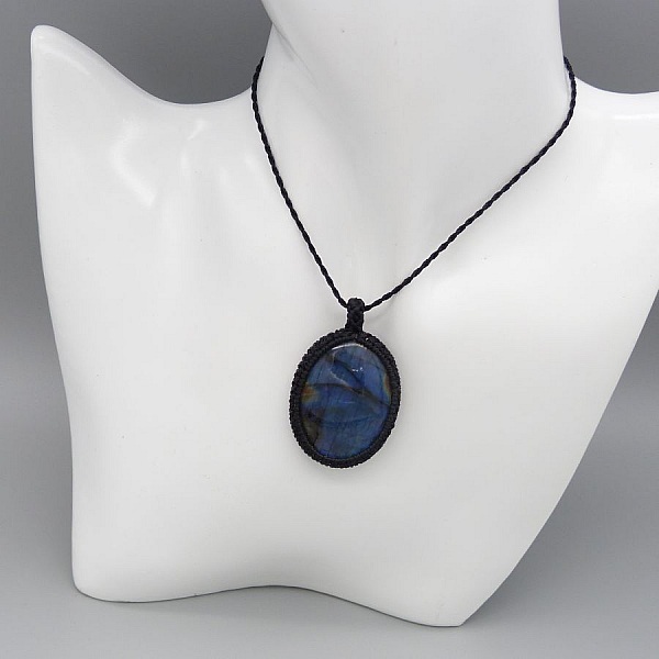 Collier  micro-macram&eacute; noir avec une  labradorite 