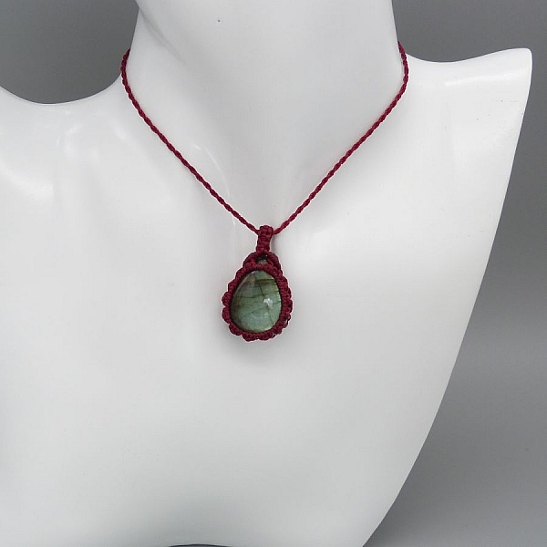 Collier en micro-macram&eacute; rouge avec une labradorite