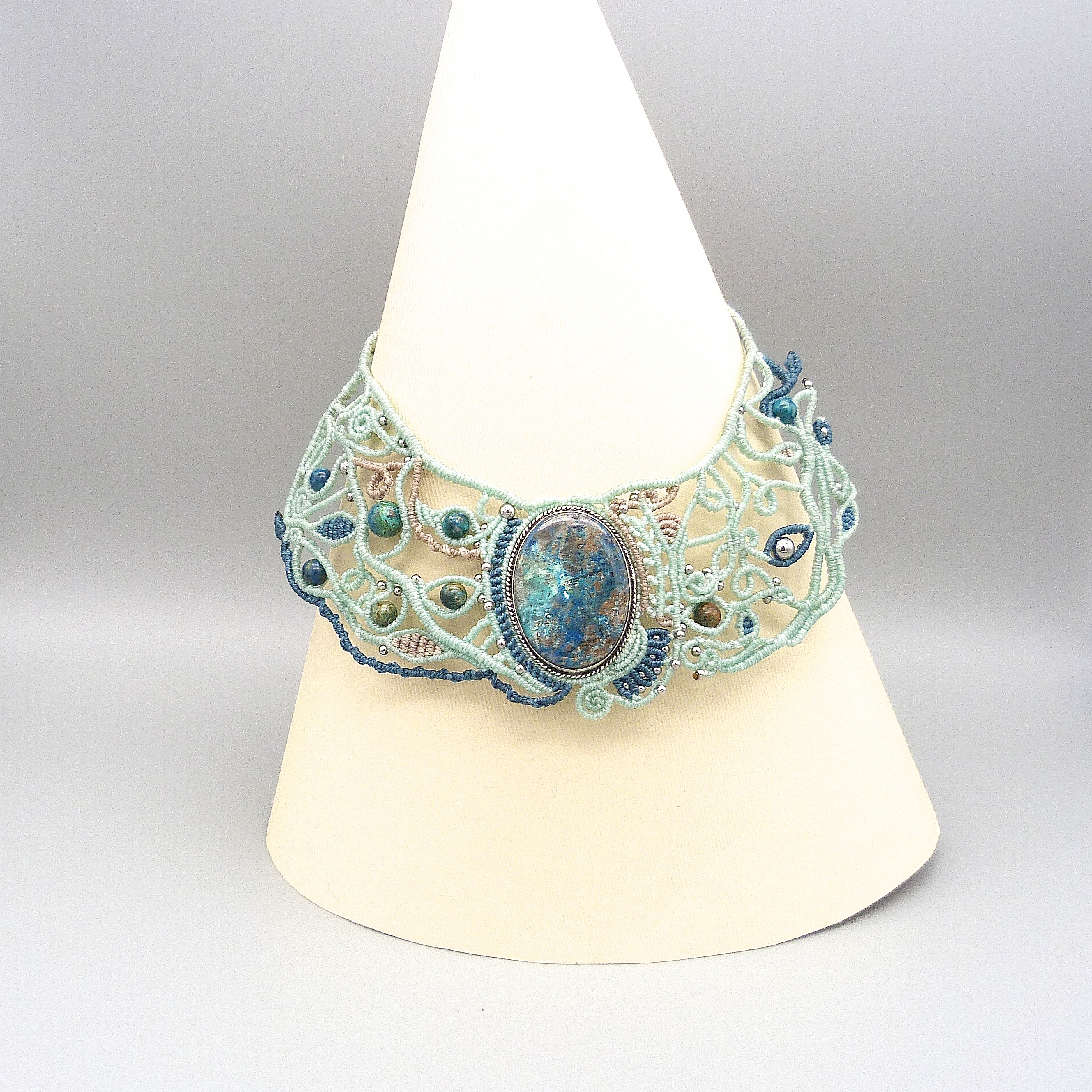 Collier en micro-macram&eacute; vert menthe &agrave; l'eau avec une chrysocolle 