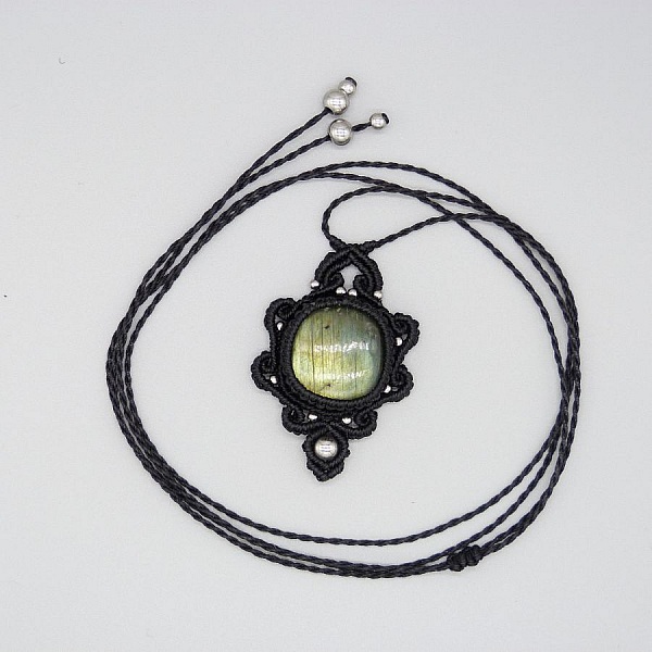 Collier noir en micro-macram&eacute; avec une labradorite