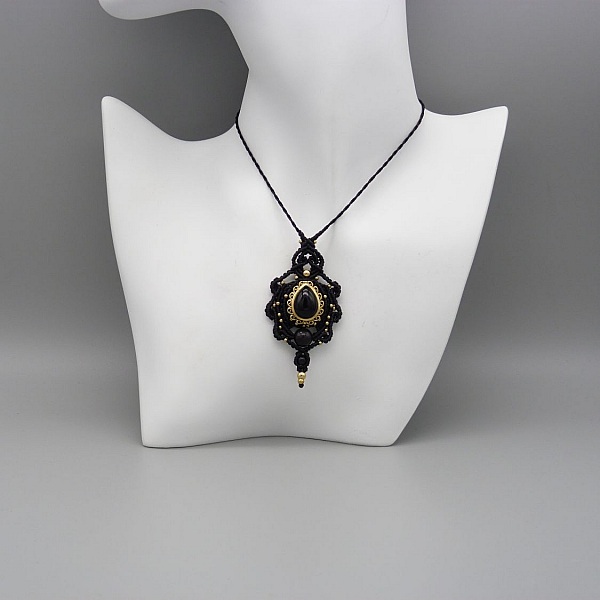 collier noir en micro-macram&eacute; avec une obsidienne sertie de m&eacute;tal dor&eacute;