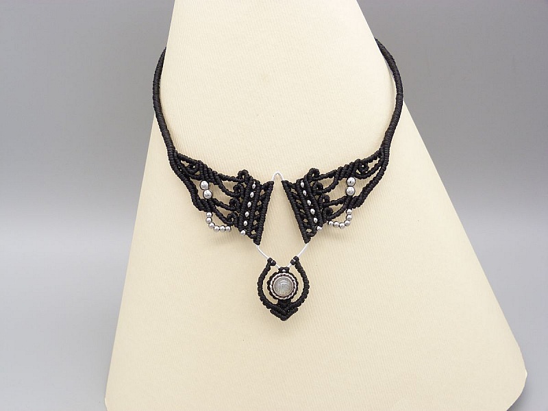 Svart mikro-makram&eacute; halskjede med et labradoritt-sett