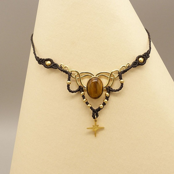 Halskjede i svart mikromakram&eacute; med tiger&oslash;ye