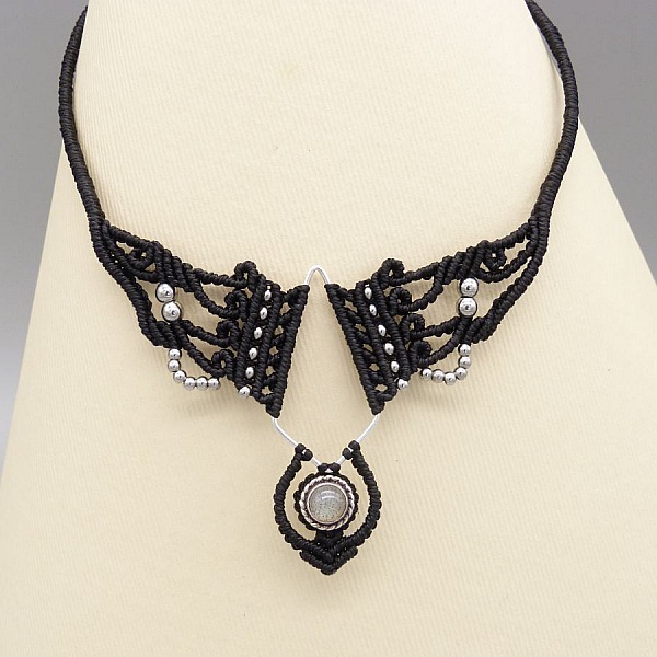 Svart mikro-makram&eacute; halskjede med et labradoritt-sett