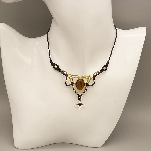 Halskjede i svart mikromakram&eacute; med tiger&oslash;ye