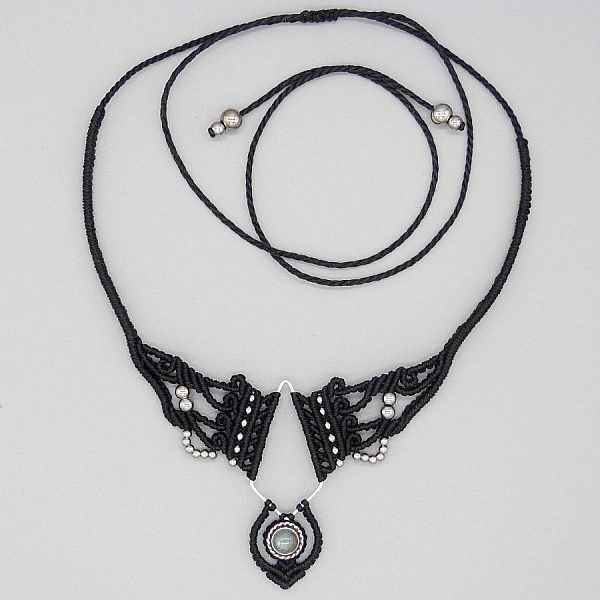 Svart mikro-makram&eacute; halskjede med et labradoritt-sett