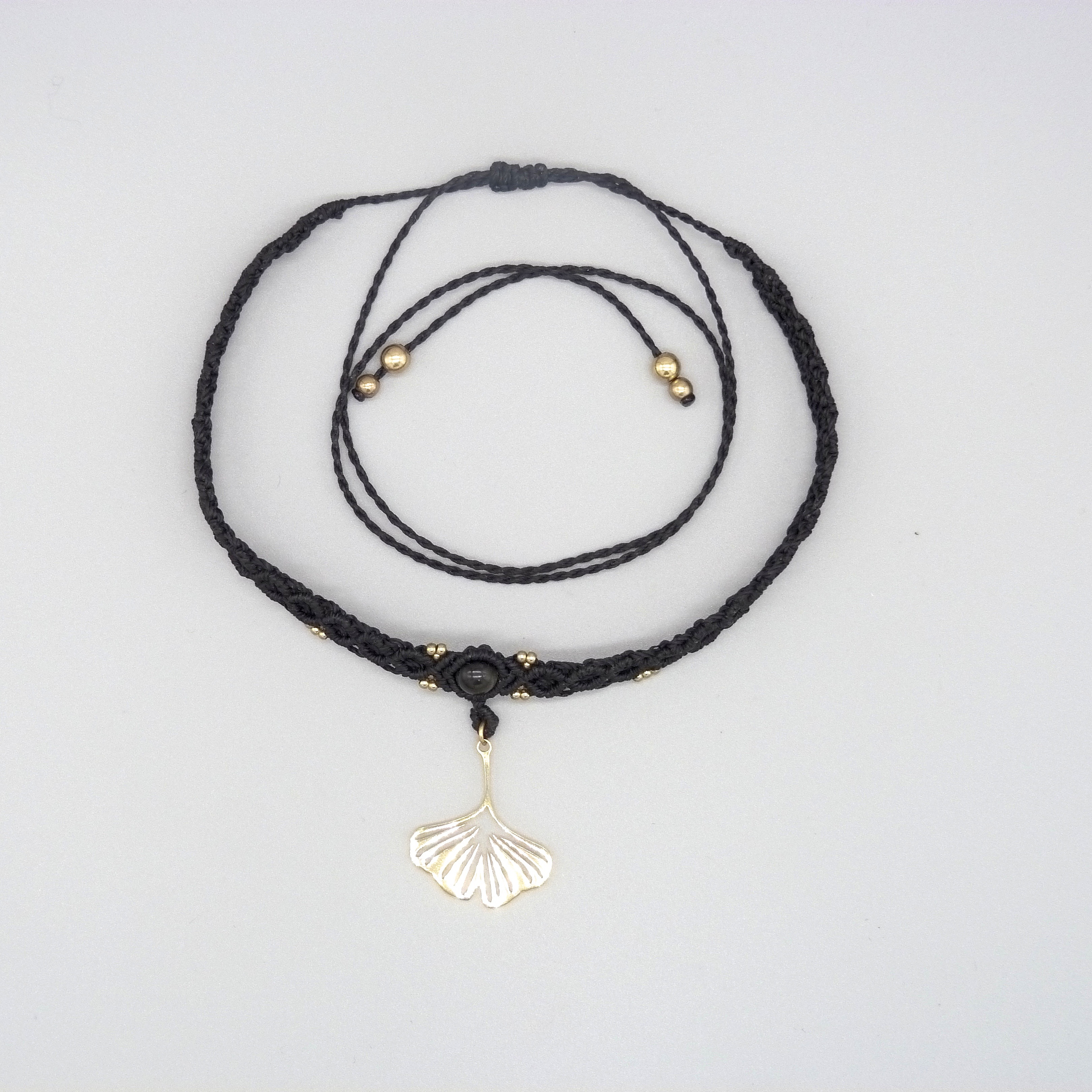 Collier noir en micro-macram&eacute; ras-du-cou avec une feuille de ginkgo biloba 