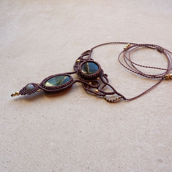 Collier ras-du-cou avec labradorites en micro-macram&eacute; mauve fonc&eacute; 