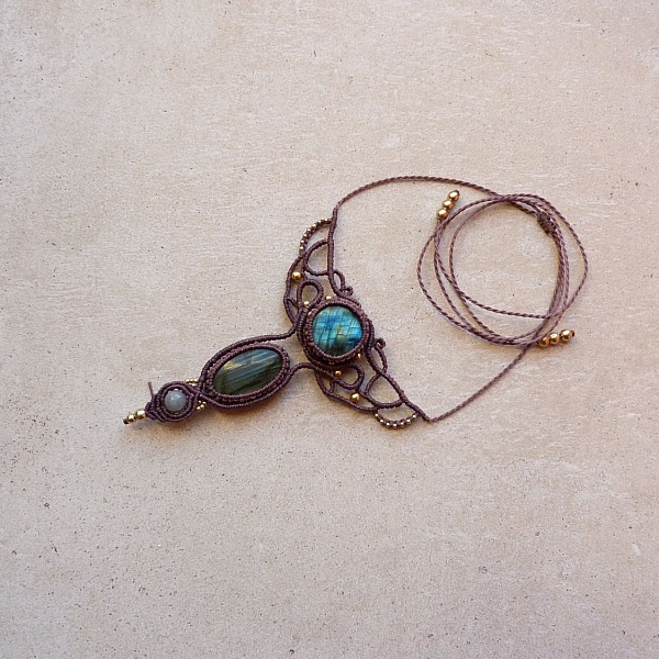 Collier ras-du-cou avec labradorites en micro-macram&eacute; mauve fonc&eacute; 