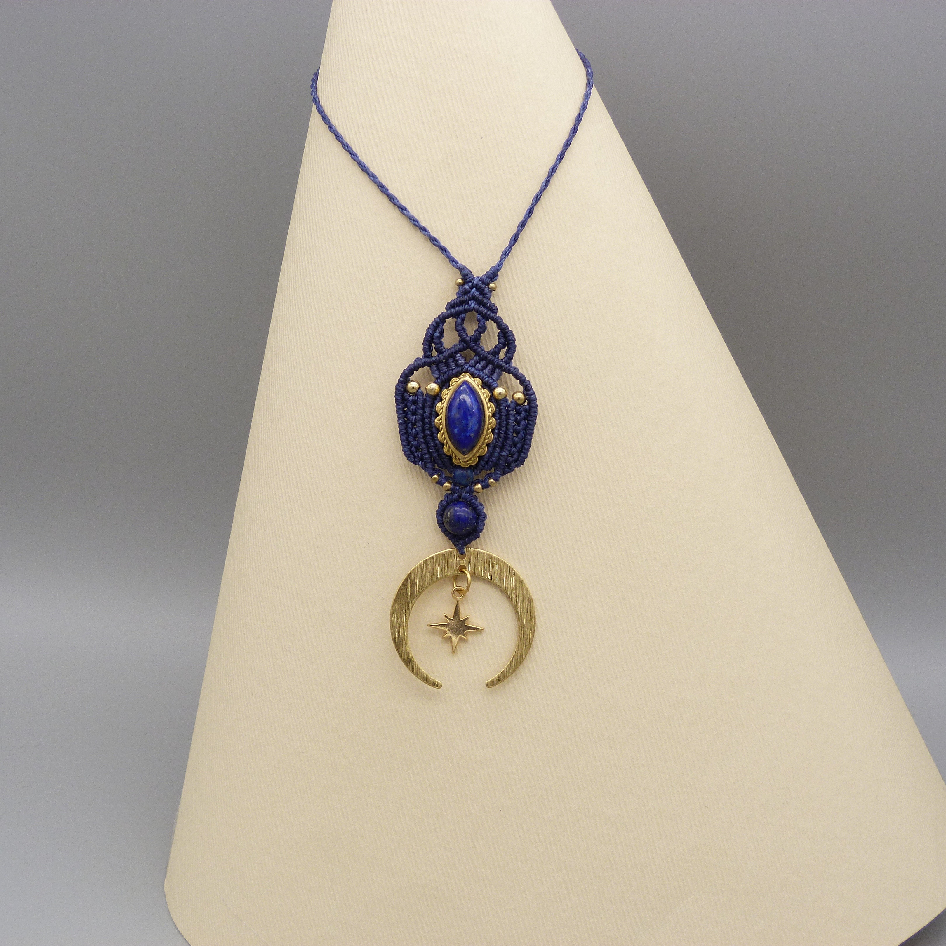 collier sautoir bleu en micro-macram&eacute; avec un lapis lazuli serti de laiton