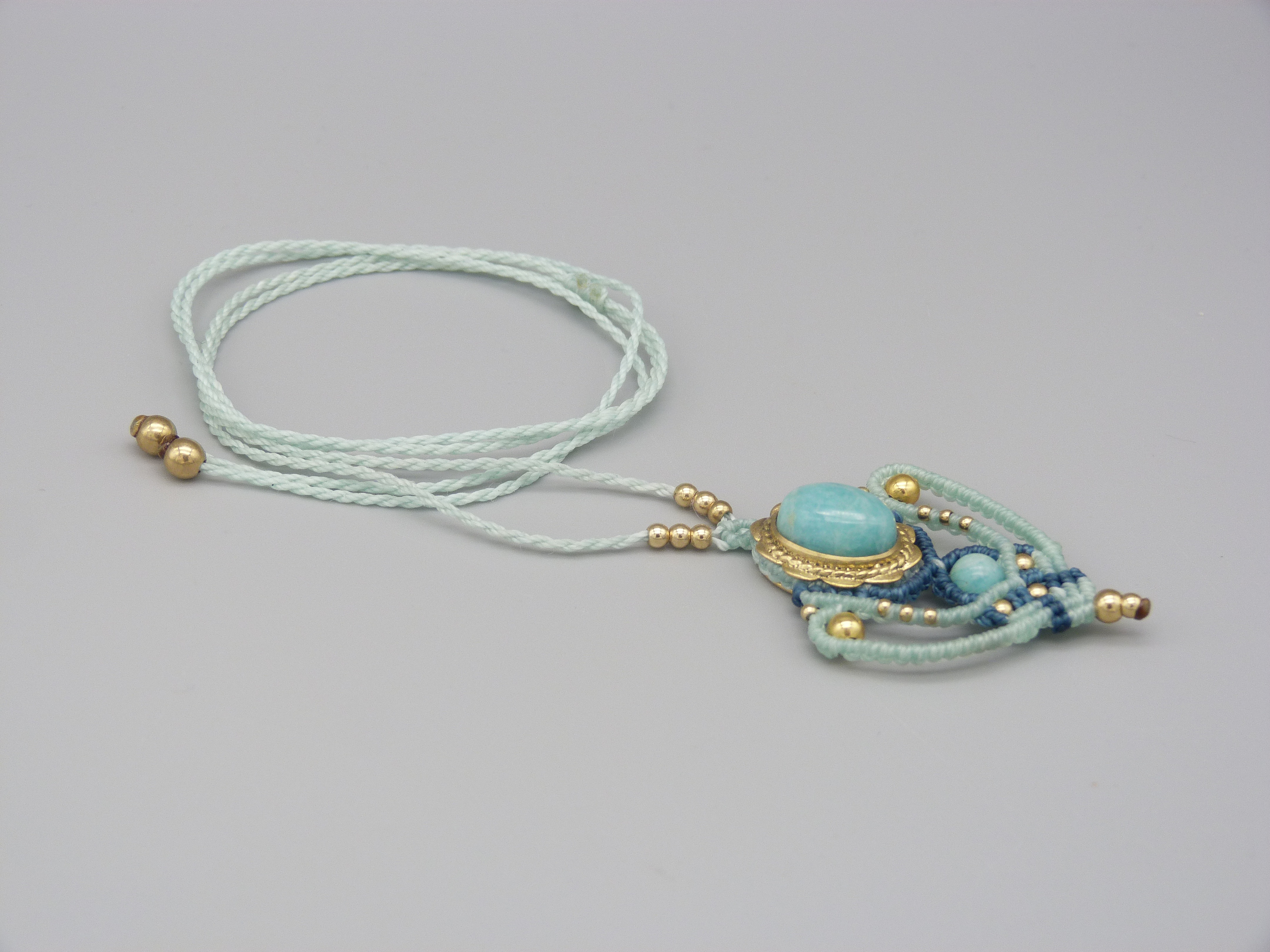 collier sautoir couleur menthe &agrave; l'eau en micro-macram&eacute; avec une amazonite sertie de laiton