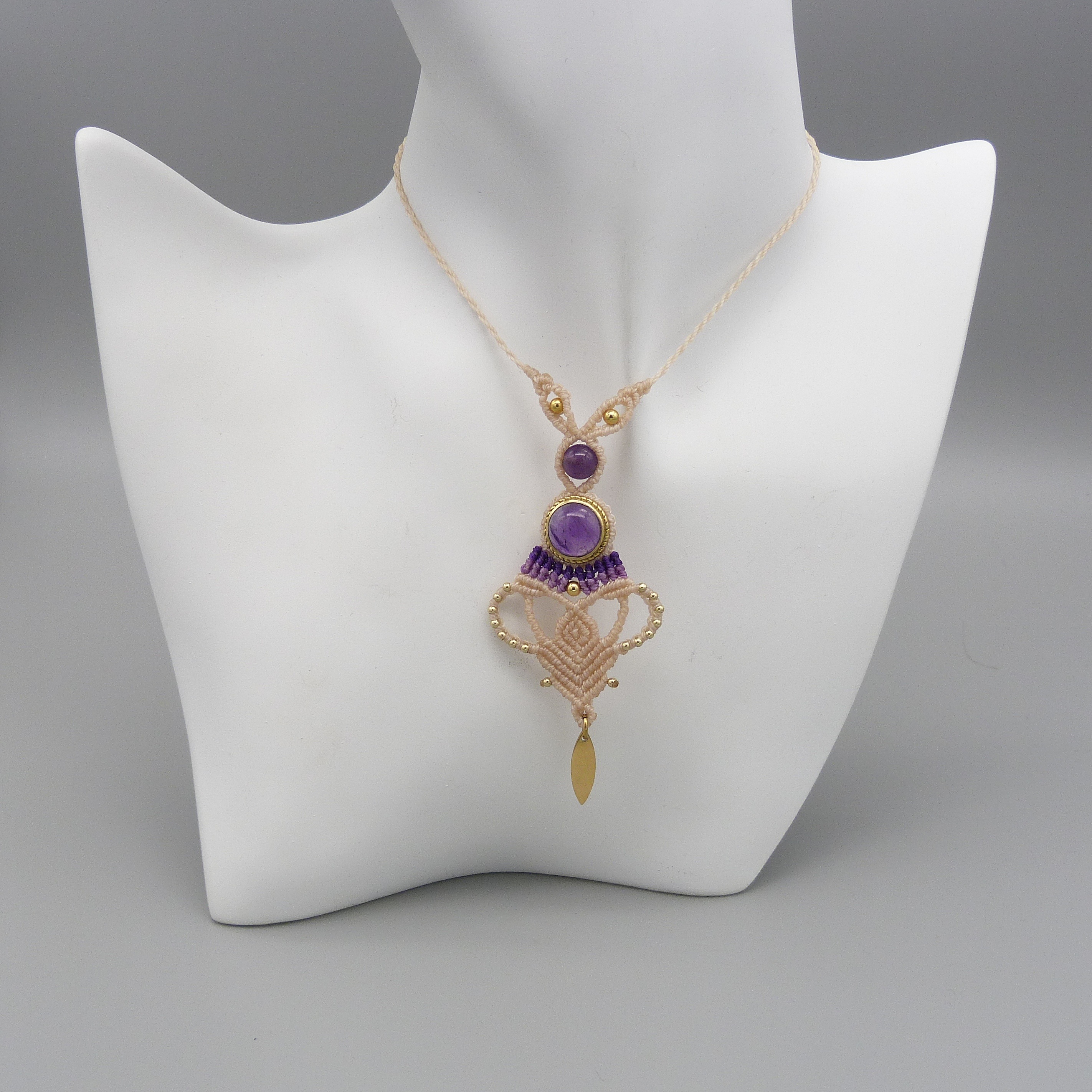 collier sautoir couleur sable et violet en micro-macram&eacute; avec une am&eacute;thyste sertie de laiton