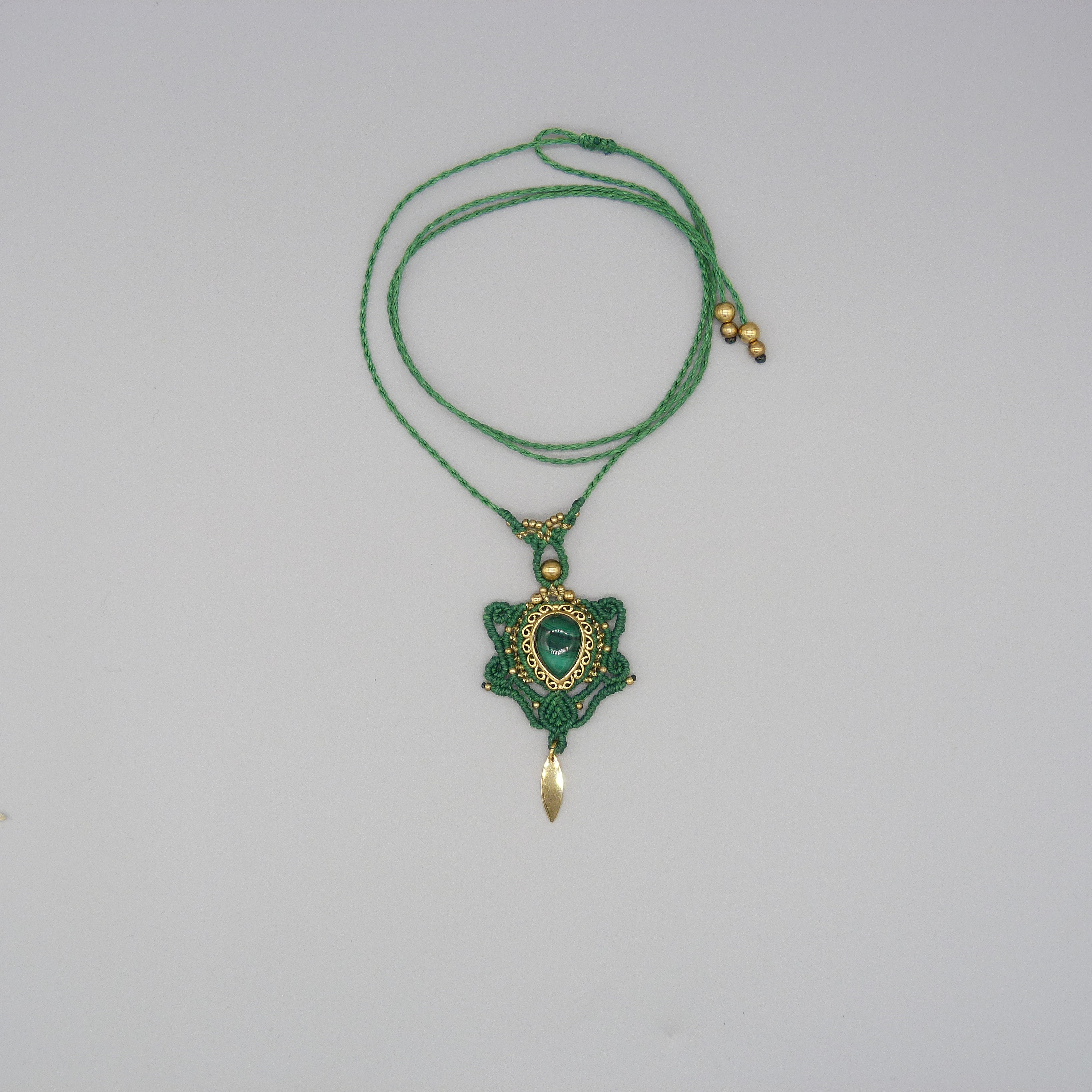 collier sautoir vert en micro-macram&eacute; avec une malachite sertie de laiton