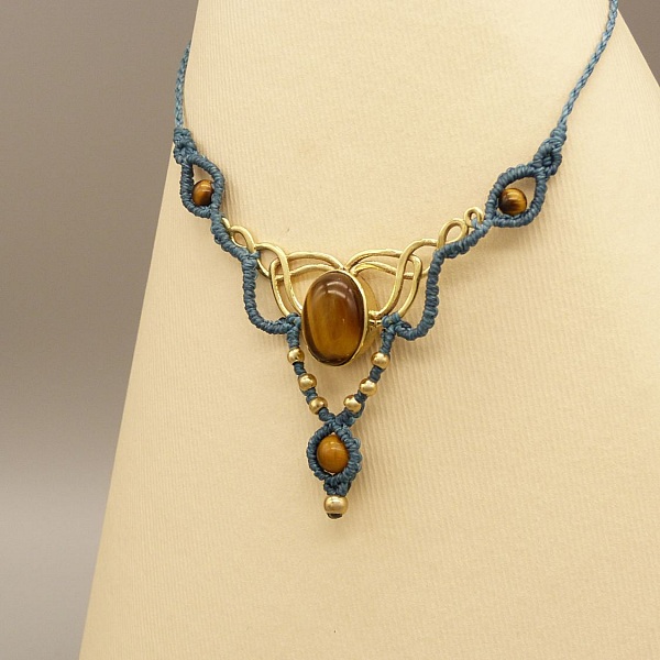 Andegr&oslash;nt mikromakram&eacute; halskjede med tiger&oslash;yne