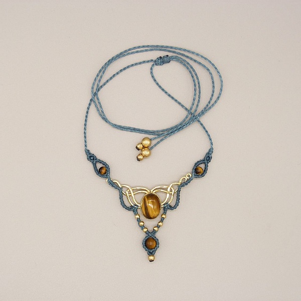 Andegr&oslash;nt mikromakram&eacute; halskjede med tiger&oslash;yne