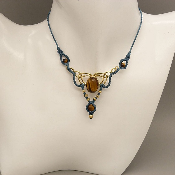 Andegr&oslash;nt mikromakram&eacute; halskjede med tiger&oslash;yne