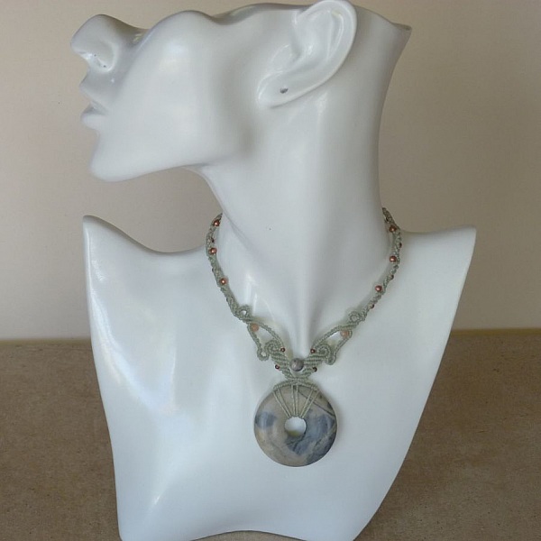 Vanngr&oslash;nt halskjede i mikromakram&eacute; med en naturstein, picasso-jaspis, som midtpunkt.