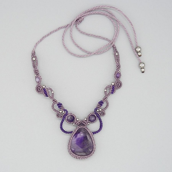 Lilla mikro-makram&eacute; halskjede med en ametyst