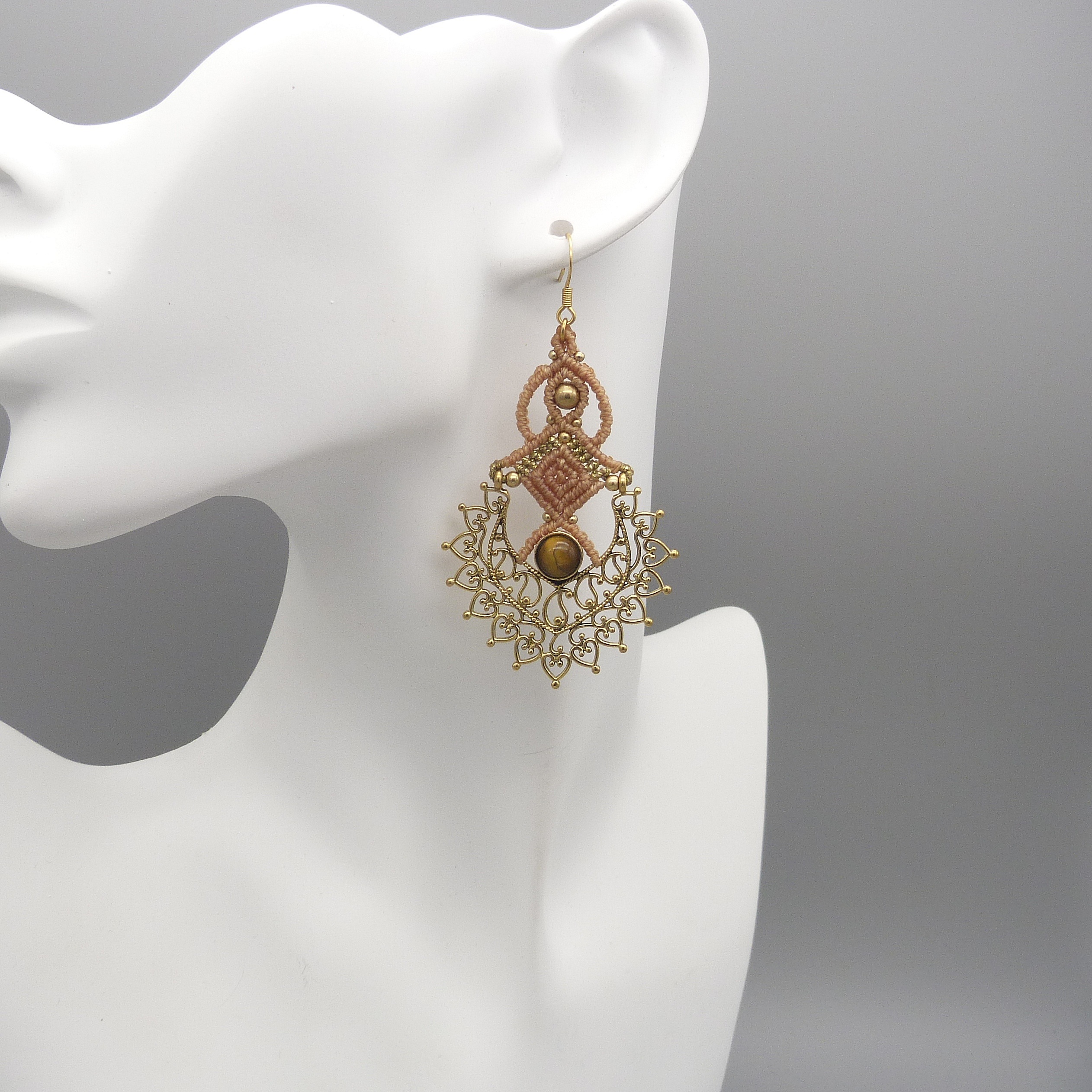 Paire de boucles d'oreilles couleur paille en micro-macram&eacute; avec un oeil de tigre