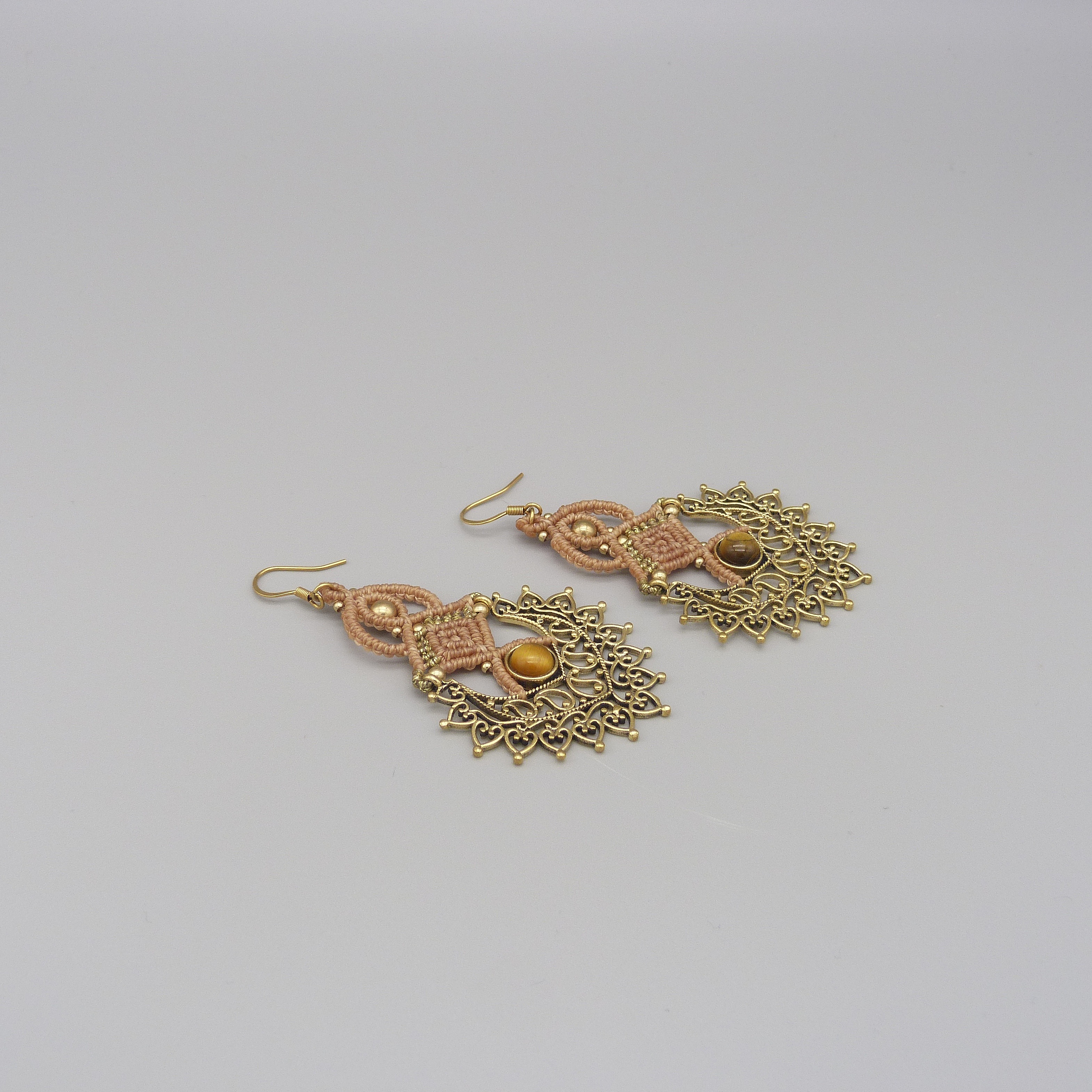 Paire de boucles d'oreilles couleur paille en micro-macram&eacute; avec un oeil de tigre