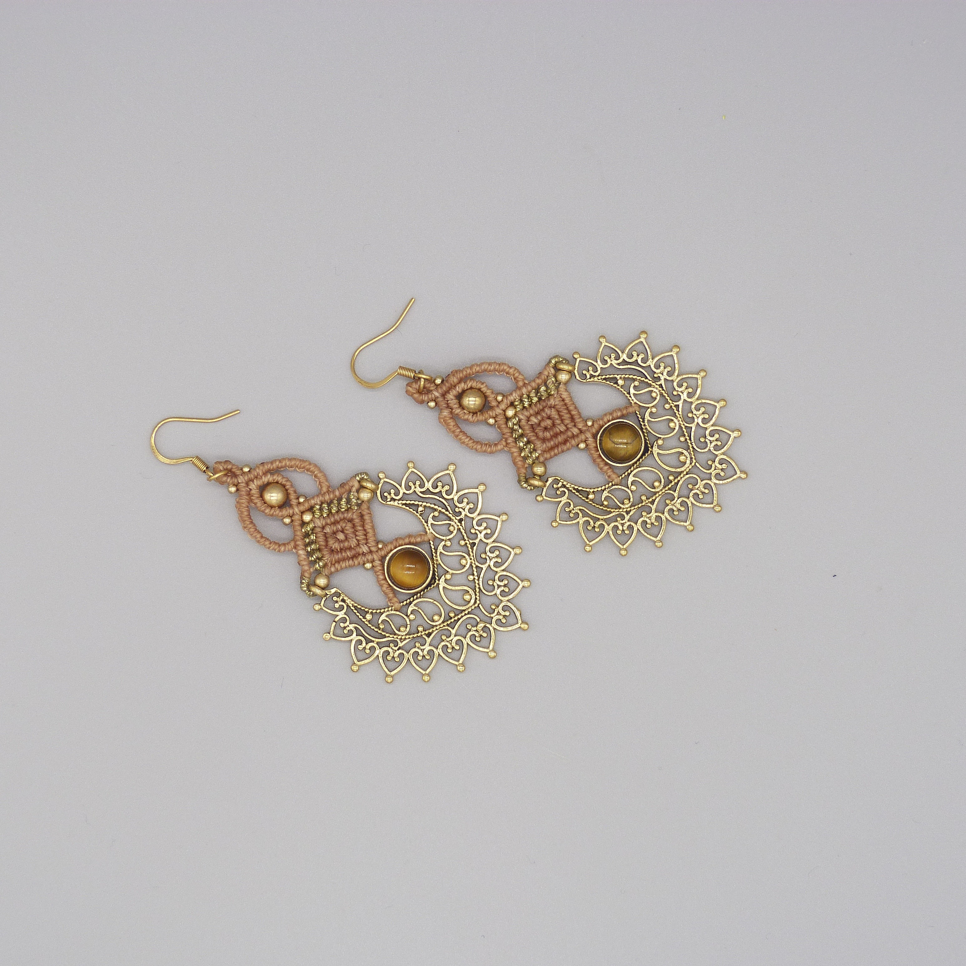 Paire de boucles d'oreilles couleur paille en micro-macram&eacute; avec un oeil de tigre