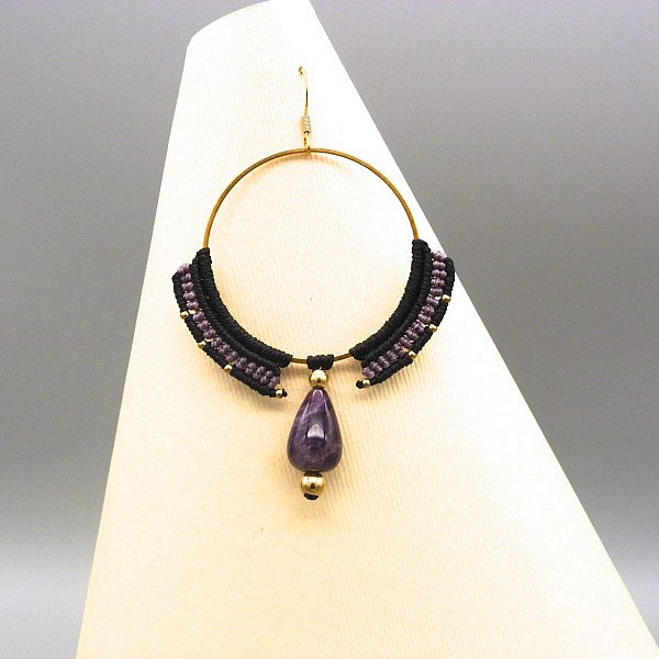 Paire de boucles d'oreilles cr&eacute;oles dans les tons noir et violet en micro-macram&eacute;