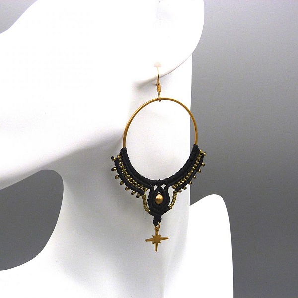 Paire de boucles d'oreilles cr&eacute;oles noires et dor&eacute;es en micro-macram&eacute;