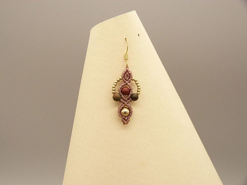 Et par &oslash;redobber i mikromakram&eacute;, taupe farge 