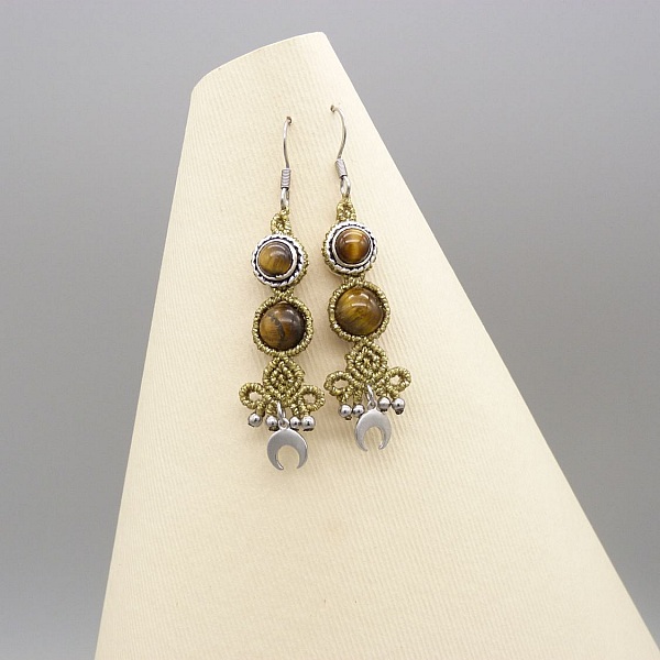 Et par gylne &oslash;reringer i mikromakram&eacute; i gull 