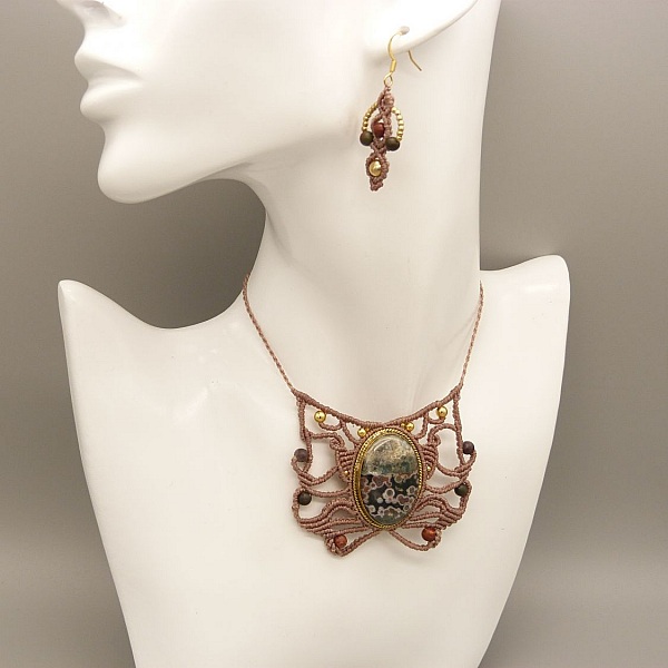 Et par &oslash;redobber i mikromakram&eacute;, taupe farge 